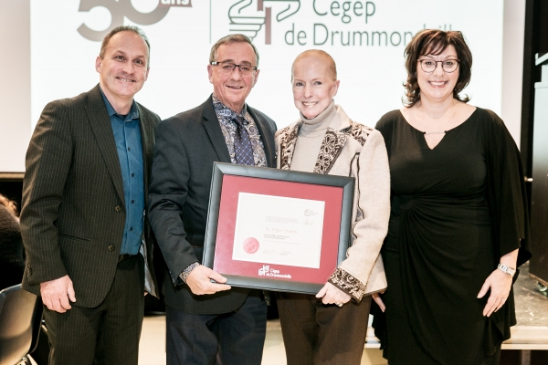 M. Roger Dubois, président du Groupe Canimex, reçoit un diplôme honorifique du Cégep de Drummondville